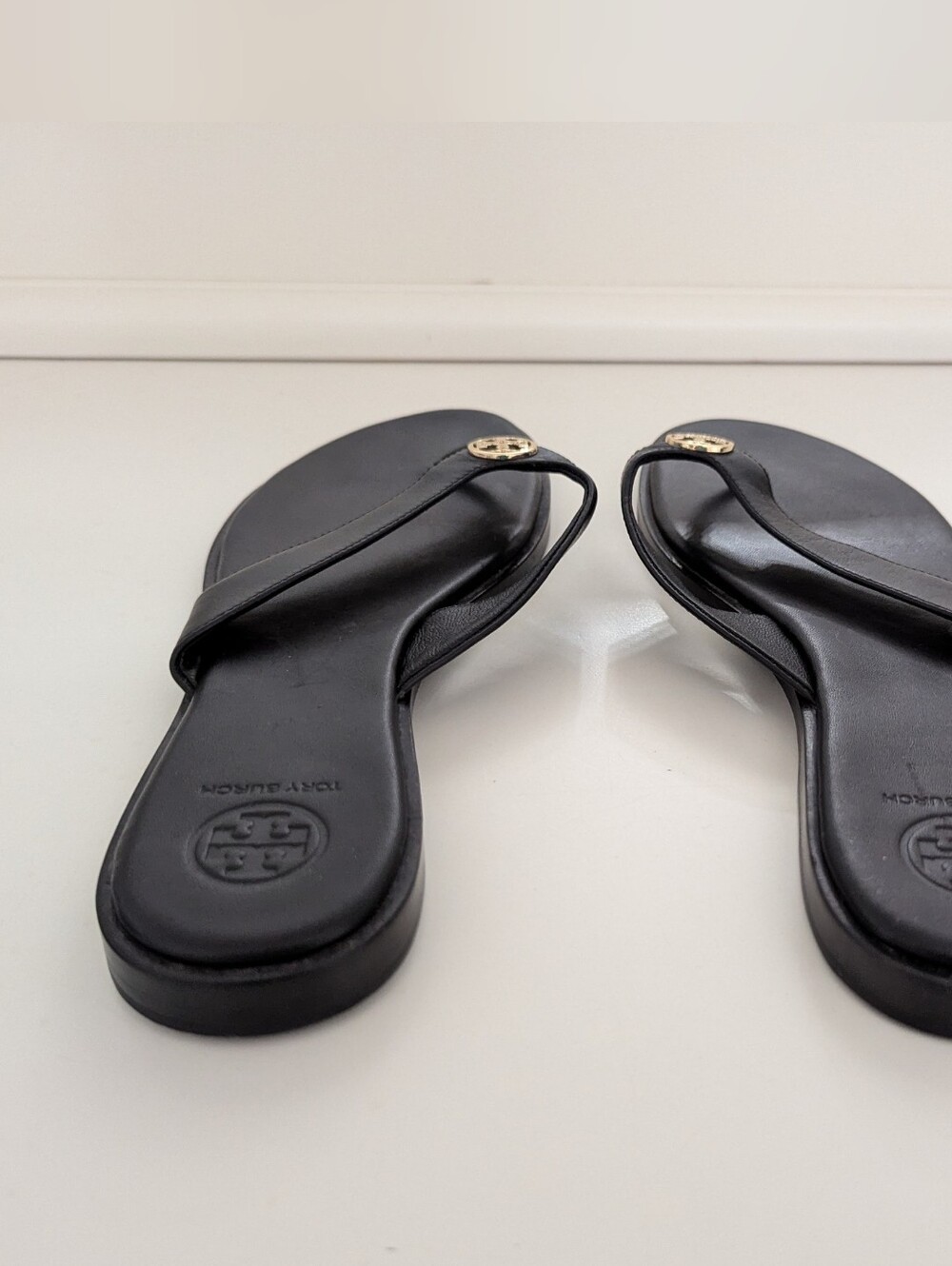 EUC! Tory Burch Benton Thong Sandal In Black Leather Size 9 - Picture 6 of 15